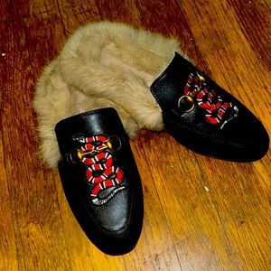 Women’s smoking slippers (no brand name)